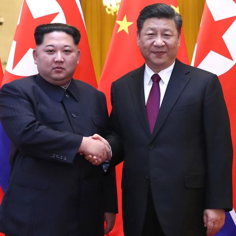 Nordkoreas Machthaber Kim Jong Un (l.) und Chinas Präsident Xi Jinping in Peking