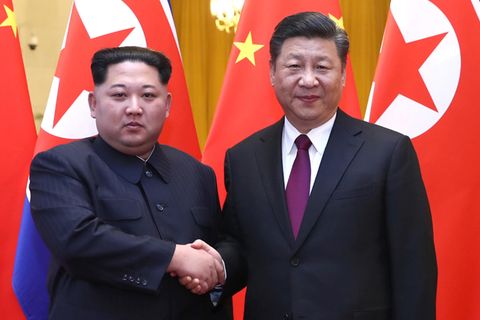 Nordkoreas Machthaber Kim Jong Un (l.) und Chinas Präsident Xi Jinping in Peking