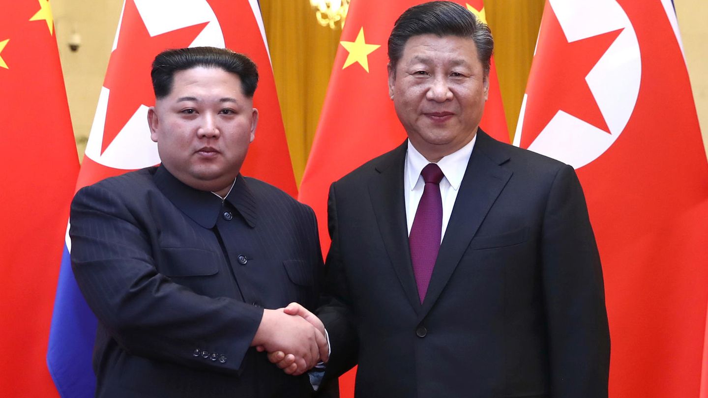 Nordkoreas Machthaber Kim Jong Un (l.) und Chinas Präsident Xi Jinping in Peking