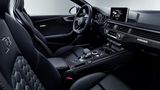 Das Cockpit ist ganz in schwarz gehalten