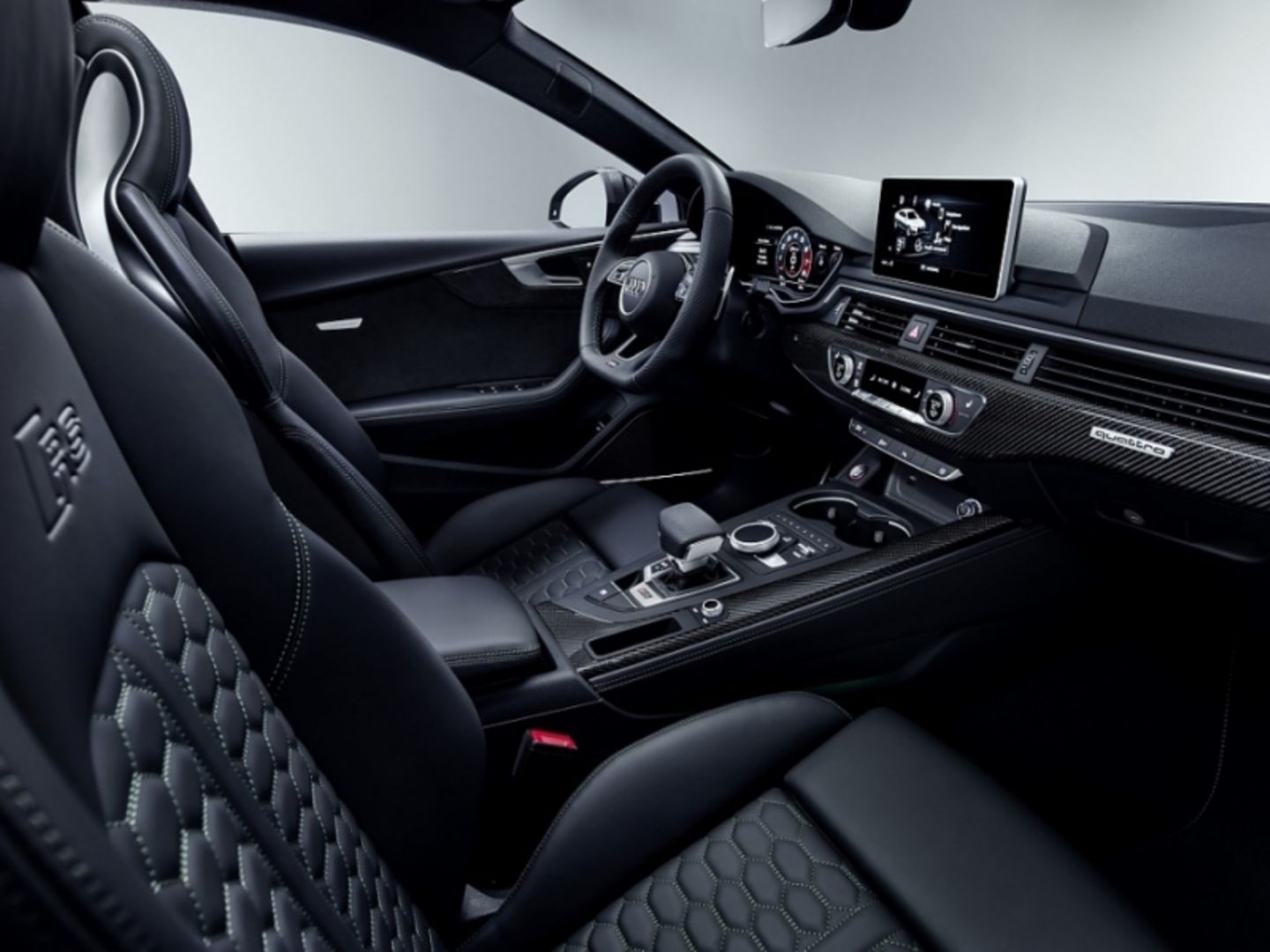 Das Cockpit ist ganz in schwarz gehalten