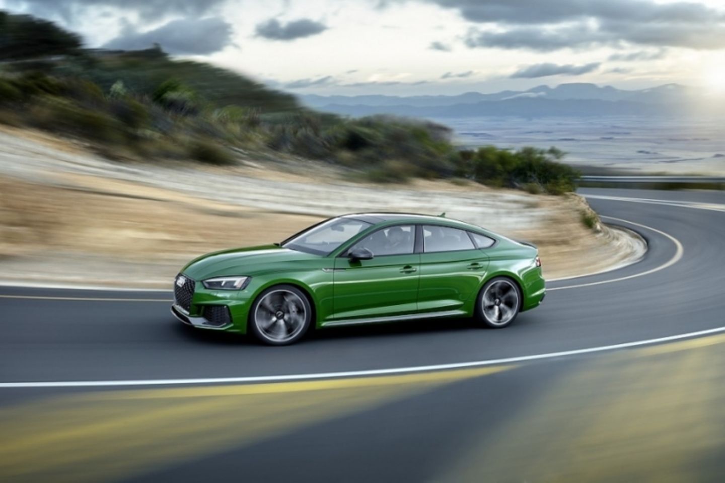 Der Audi RS 5 Sportback flitzt sieben Millimeter tiefer als die normale Version um die Ecke