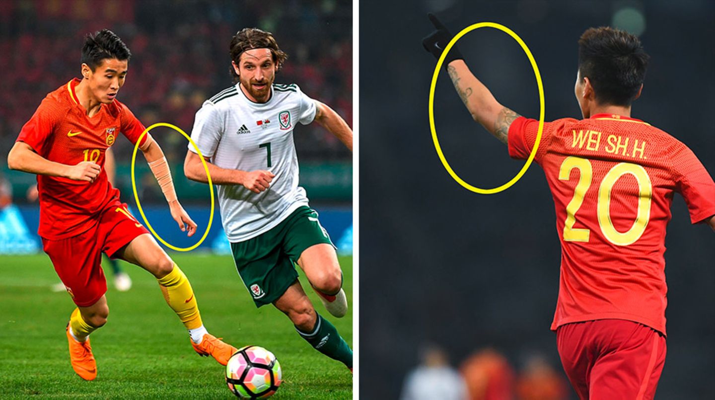 Ein chinesischer Fußballspieler mit abgeklebter Tätowierung