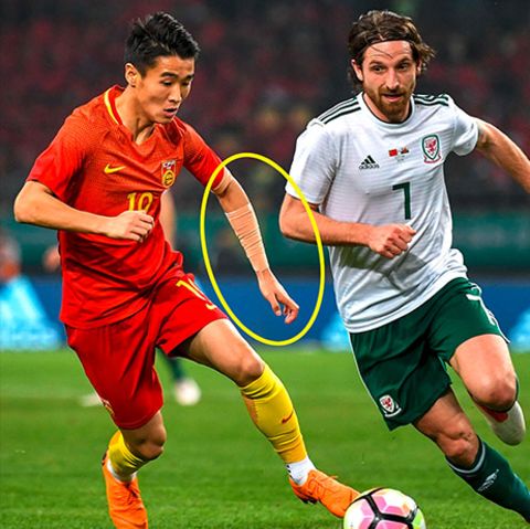 Ein chinesischer Fußballspieler mit abgeklebter Tätowierung