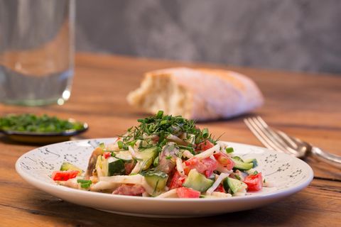 Rezept: Dieser Rettichsalat mit Matjesfilet bringt Frühlingslaune