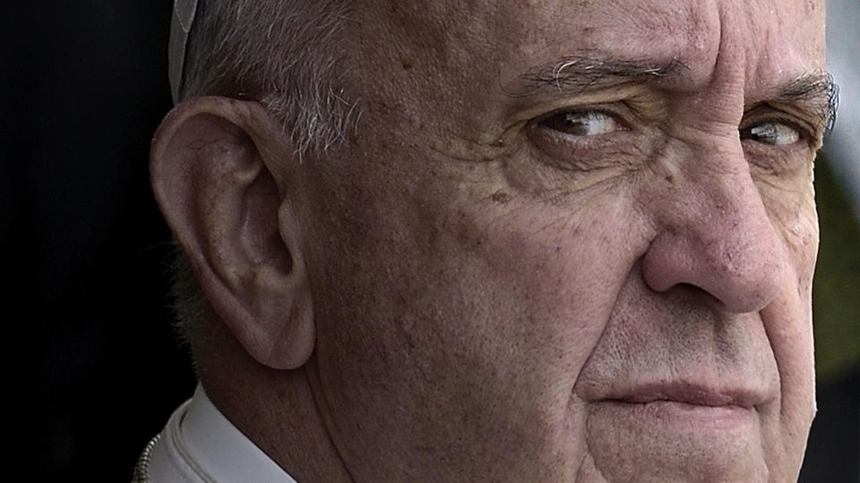 Fünf Jahre Papst: Der als gütig, bescheiden und menschenfreundlich bekannte Religionsführer hat wohl auch das Zeug zum Comandante. Im Vatikan kennt man den mitunter rauen Ton des Papsts Franziskus Der als gütig, bescheiden und menschenfreundlich bekannte Religionsführer hat wohl auch das Zeug zum Comandante. Im Vatikan kennt man den mitunter rauen Ton des Papsts Franziskus