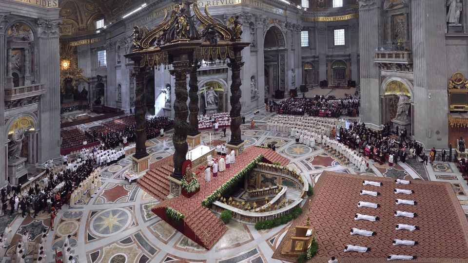 Fünf Jahre Papst: Ein Herz für Homosexuelle, verheiratete Priester und die heilige Kommunion für Wiederverheiratete: Manchem Gläubigen erscheinen die Vorstöße des Franziskus I. wie Häresie, andere hätten sich weitreichendere Veränderungen gewünscht. Doch auch mit diesem Papst wird es etwa das Frauenpriestertum wohl nicht geben Ein Herz für Homosexuelle, verheiratete Priester und die heilige Kommunion für Wiederverheiratete: Manchem Gläubigen erscheinen die Vorstöße des Franziskus I. wie Häresie, andere hätten sich weitreichendere Veränderungen gewünscht. Doch auch mit diesem Papst wird es etwa das Frauenpriestertum wohl nicht geben