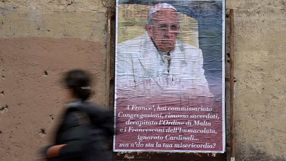 Fünf Jahre Papst: Die konservativen Gegner des Papstes machen mobil. Kritische Plakate sind in ganz Rom zu sehen Die konservativen Gegner des Papstes machen mobil. Kritische Plakate sind in ganz Rom zu sehen