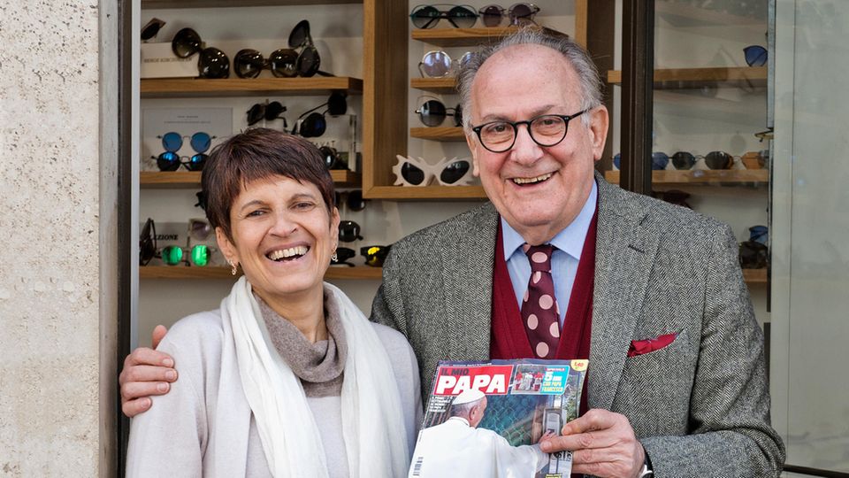 Fünf Jahre Papst: Sein römischer Optiker und die Redakteurin des päpstlichen Klatschblattes "Il mio Papa" künden von der Menschlichkeit des Papstes Sein römischer Optiker und die Redakteurin des päpstlichen Klatschblattes "Il mio Papa" künden von der Menschlichkeit des Papstes