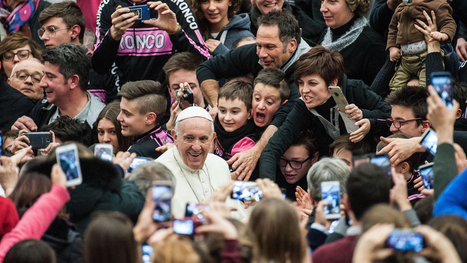 Fünf Jahre Papst: Auch seine Vorgänger wussten sich als volksnah zu inszenieren. Doch kaum ein Papst schien sich beim Bad in der Menge so wohl zu fühlen wie dieser, keiner konnte den Menschen so viel persönliche Nähe vermitteln Auch seine Vorgänger wussten sich als volksnah zu inszenieren. Doch kaum ein Papst schien sich beim Bad in der Menge so wohl zu fühlen wie dieser, keiner konnte den Menschen so viel persönliche Nähe vermitteln