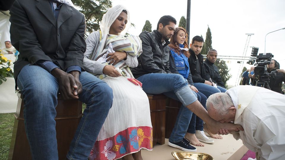 Fünf Jahre Papst: Franziskus weiß starke Zeichen zu setzen – etwa als er 2016 muslimischen Flüchtlingen die Füße wusch Franziskus weiß starke Zeichen zu setzen – etwa als er 2016 muslimischen Flüchtlingen die Füße wusch