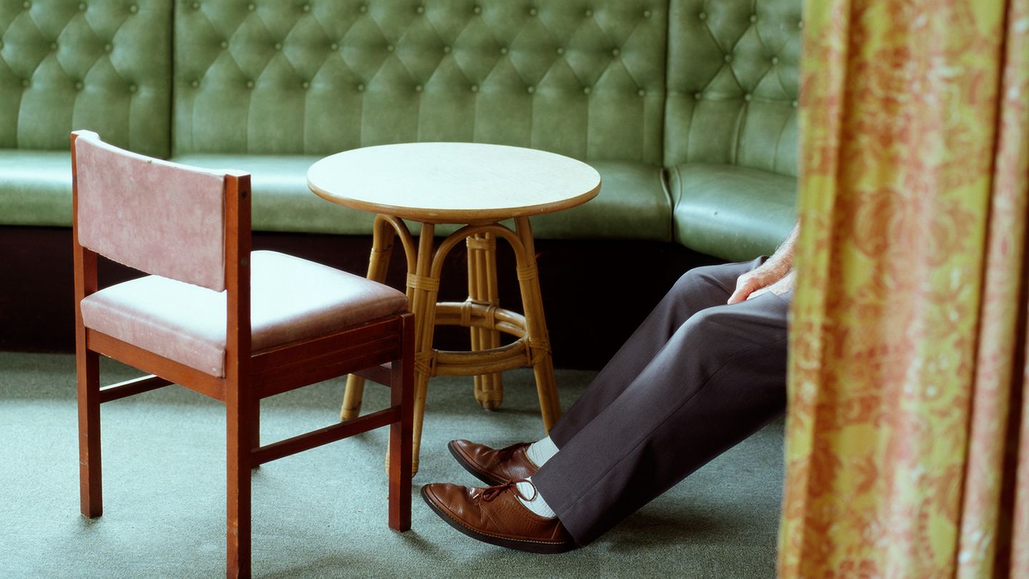 Ein Mann sitzt alleine in einem Restaurant