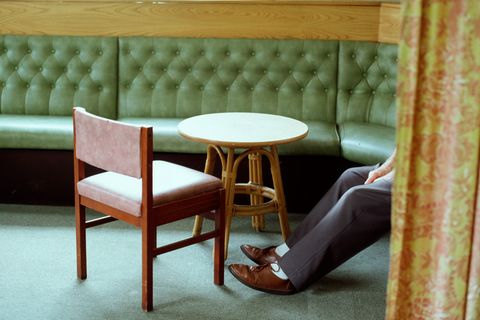Ein Mann sitzt alleine in einem Restaurant
