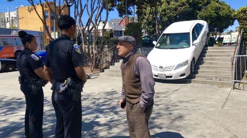 Ein Auto eines Uber-Fahrer steckt in San Francisco auf einer Fußgänger-Treppe fest