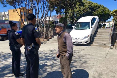 Ein Auto eines Uber-Fahrer steckt in San Francisco auf einer Fußgänger-Treppe fest