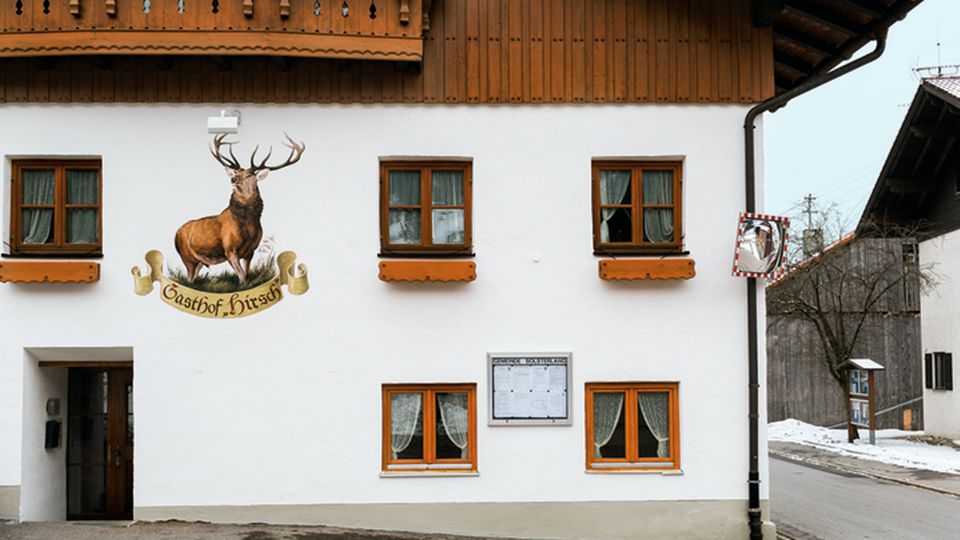 Südbayern: Der "Hirsch", ältestes Wirtshaus am Ort, ist nun eine Flüchtlingsunterkunft Der "Hirsch", ältestes Wirtshaus am Ort, ist nun eine Flüchtlingsunterkunft