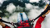Dem Himmel ganz nah   Berge, grüne Täler und 300 Seen machen das Trentino zu einem Eldorado für Gleitschirmflieger. Durch den stetigen Wind und die gute Thermik können die Gleitschirme lange in der Luft bleiben. Das Beste ist: Mitfliegen als Passagier ist so gut wie immer möglich. Spektakulär ist vor allem die Region am oberen Ende des Gardasees. Arocbaleno Fly bietet hier Mitflug Gelegenheiten an (Via Ravazzone, 87 38062 Mori./ info@arcobalenofly.com)  Wer als Tandem-Co-Pilot höher hinaus will, sollte zum Paganella Hochplateau. Bei guten Wetterbedingungen werden hier Flughöhen bis 2500 Meter erreicht. Tandemflüge bietet der Flugclub Bass in Molveno an. (Marconiplatz 1 Molveno/info@volabass.it)