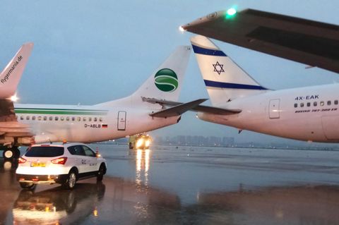 Die beiden ineinander verkeilten Boeing-Jets von Germania und El Al auf dem Flughafen in Tel Aviv.