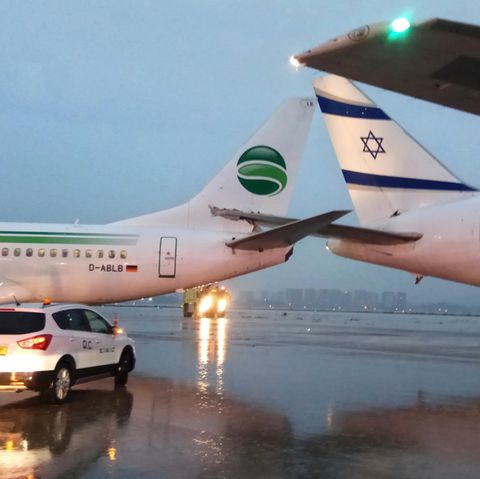Die beiden ineinander verkeilten Boeing-Jets von Germania und El Al auf dem Flughafen in Tel Aviv.