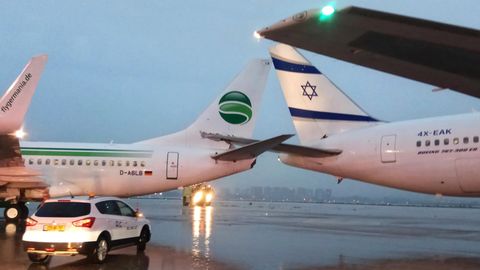 Die beiden ineinander verkeilten Boeing-Jets von Germania und El Al auf dem Flughafen in Tel Aviv.