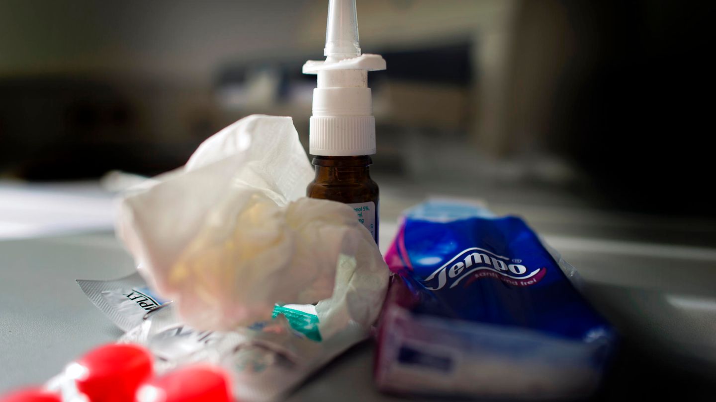 Nasenspray, Halstabletten und Papiertaschentücher