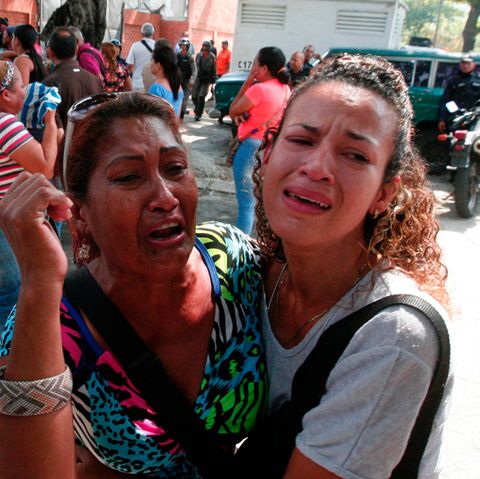 Angehörige der Häftlinge trauern vor einer Polizeistation in Venezuela