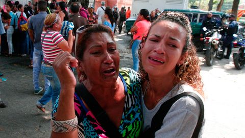 Angehörige der Häftlinge trauern vor einer Polizeistation in Venezuela