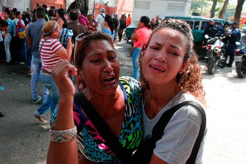 Angehörige der Häftlinge trauern vor einer Polizeistation in Venezuela