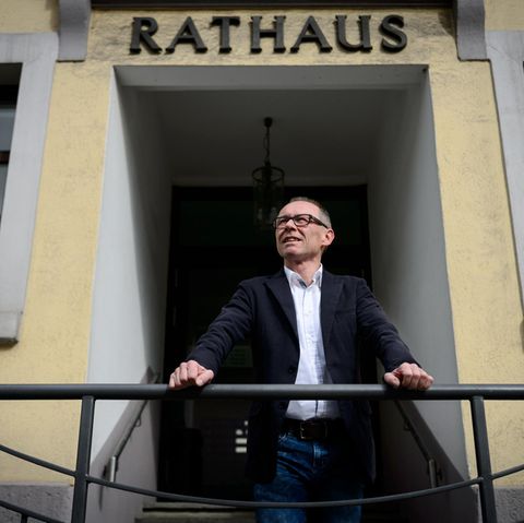Harry Ebert, Bürgermeister und AfD-Mitglied, steht vor dem Rathaus in Burladingen
