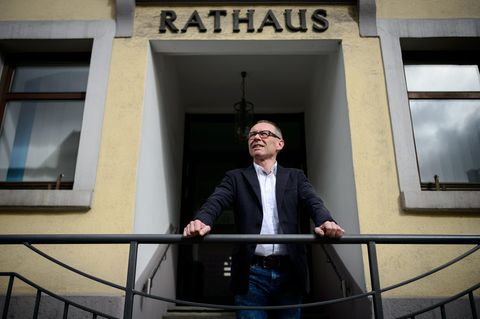 Harry Ebert, Bürgermeister und AfD-Mitglied, steht vor dem Rathaus in Burladingen