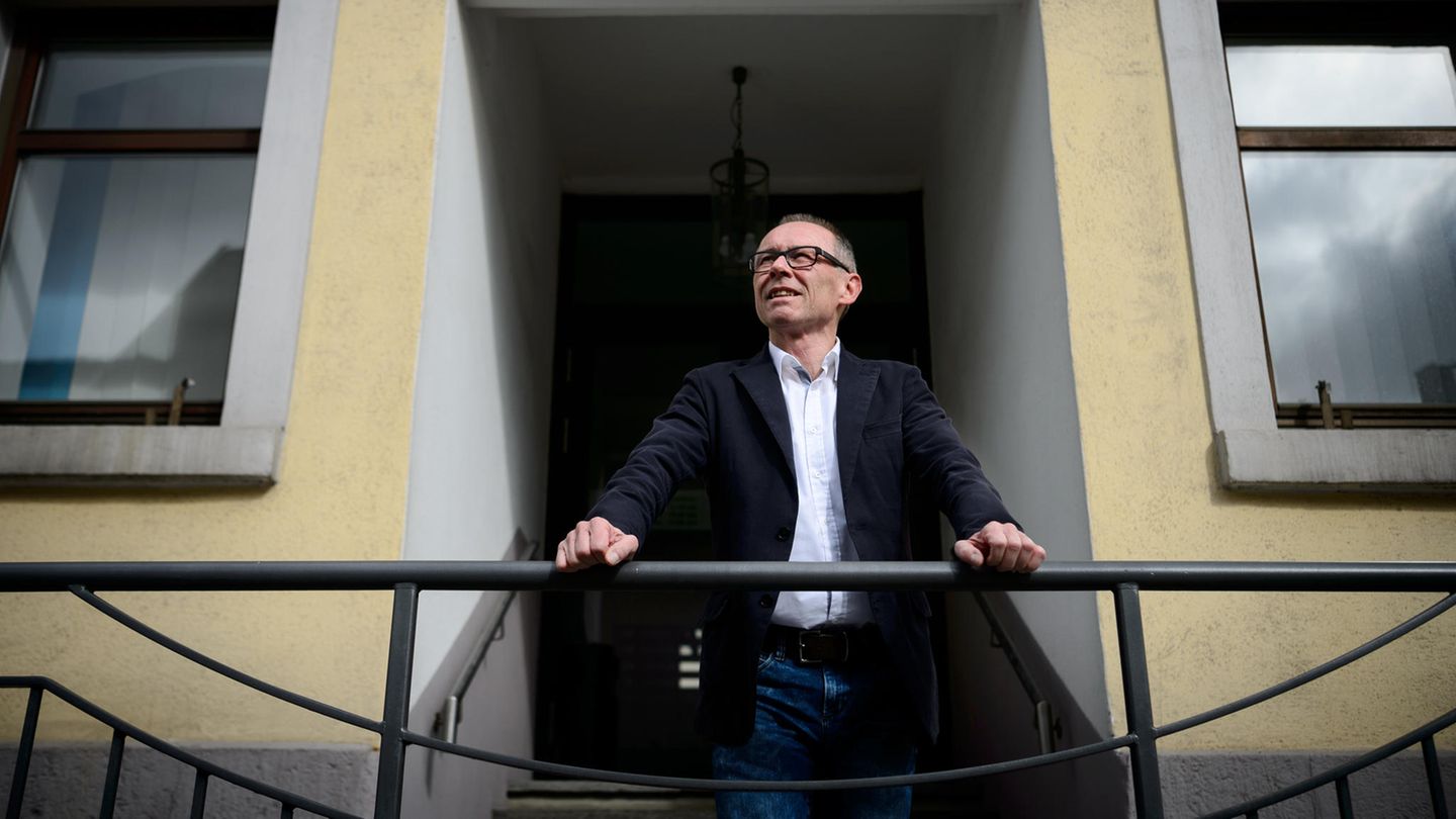 Harry Ebert, Bürgermeister und AfD-Mitglied, steht vor dem Rathaus in Burladingen