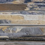 180 Meter tief wurde im Braunkohletagebau Inden in NRW gegraben, das zugehörige Kraftwerk verheizt 22 Mio. Tonnen Braunkohle pro Jahr.