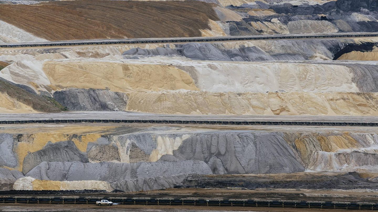 180 Meter tief wurde im Braunkohletagebau Inden in NRW gegraben, das zugehörige Kraftwerk verheizt 22 Mio. Tonnen Braunkohle pro Jahr.