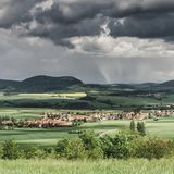 Die Rhön, ein Mittelgebirge und Unesco-Biospärenreservat, erstreckt sich über Bayern, Hessen und Thüringen.