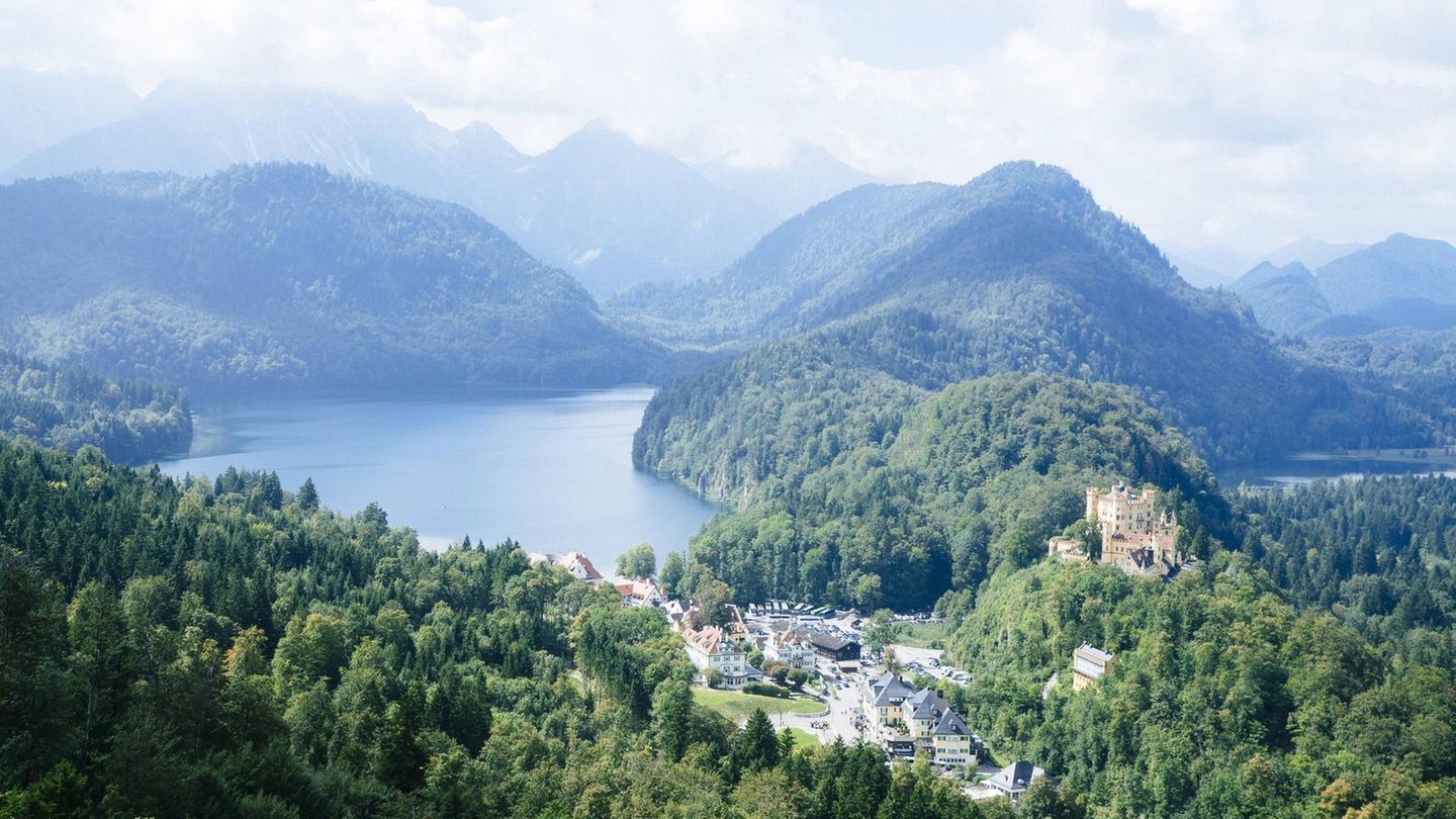 Blick vom Schloß Neuschwanstein in Bayern.