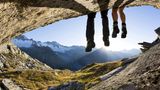 Zwei Wanderer gönnen sich eine Rast vor der Kulisse der Zillertaler Alpen.