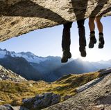 Zwei Wanderer gönnen sich eine Rast vor der Kulisse der Zillertaler Alpen.