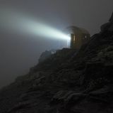 Nächtlicher Nebel umhüllt das Guido-Lammer-Biwak in der Texelgruppe.