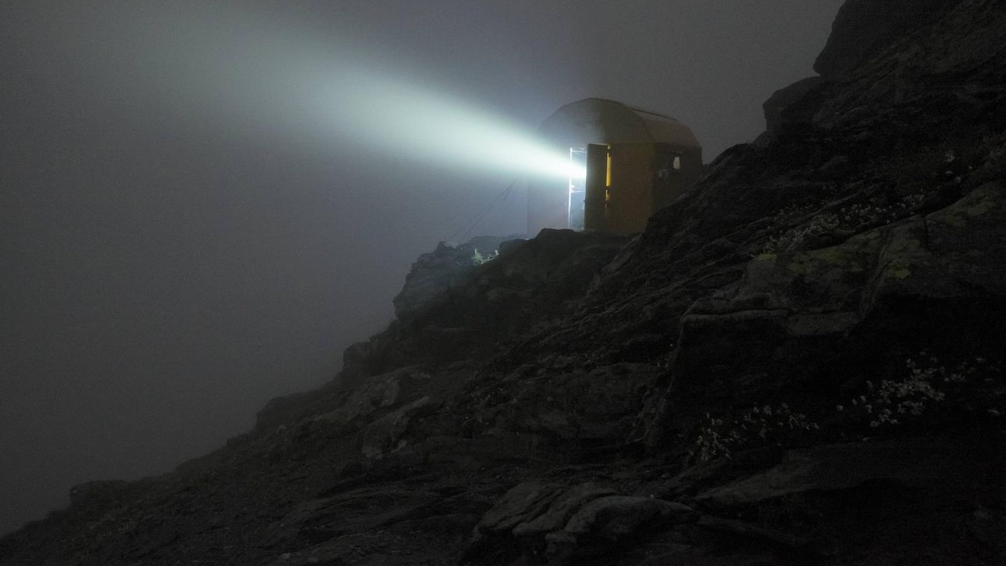 Nächtlicher Nebel umhüllt das Guido-Lammer-Biwak in der Texelgruppe.