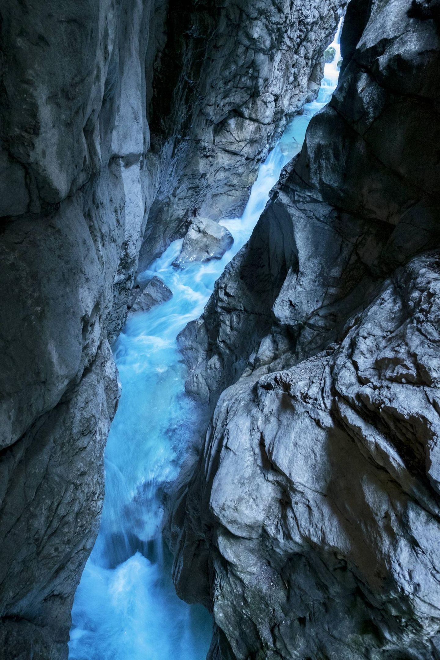 1905 wurde der Steig durch die Höllentalklamm nach drei Jahren Bauzeit eröffnet – der schnellste, wildeste Zugang zur Höllentalangerhütte.