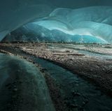 Schmelzwasser fließt aus dem Gletschertor des Unteraargletschers in den Grimselsee.