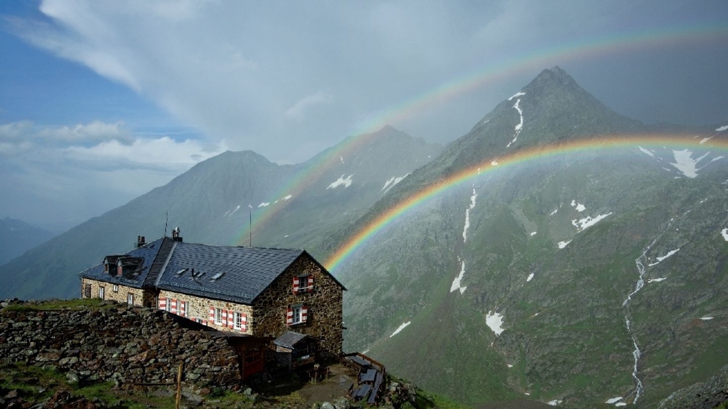 Diesen Schatz muss man nicht lange suchen – am Ende des Regenbogens liegt die Nürnberger Hütte in den Stubaier Alpen.