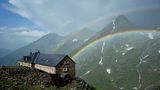 Diesen Schatz muss man nicht lange suchen – am Ende des Regenbogens liegt die Nürnberger Hütte in den Stubaier Alpen.