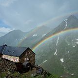 Diesen Schatz muss man nicht lange suchen – am Ende des Regenbogens liegt die Nürnberger Hütte in den Stubaier Alpen.