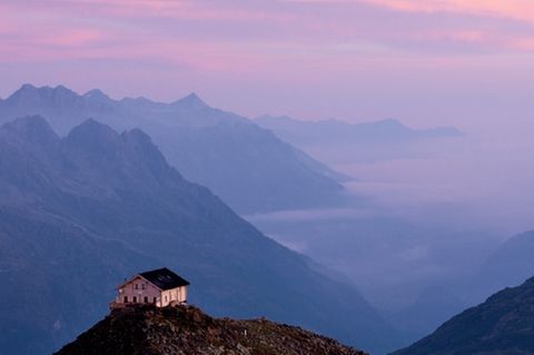 Bild 1 von 13 der Fotostrecke zum Klicken:  Schöner als auf dem Brunnenkogelhaus in den Stubaier Alpen kann Hüttenzauber nicht sein.