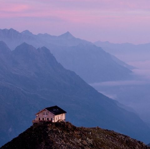 Bild 1 von 13 der Fotostrecke zum Klicken:  Schöner als auf dem Brunnenkogelhaus in den Stubaier Alpen kann Hüttenzauber nicht sein.