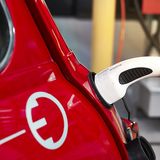 Wo früher der Einfüllstutzen war, befindet sich jetzt ein Ladestecker