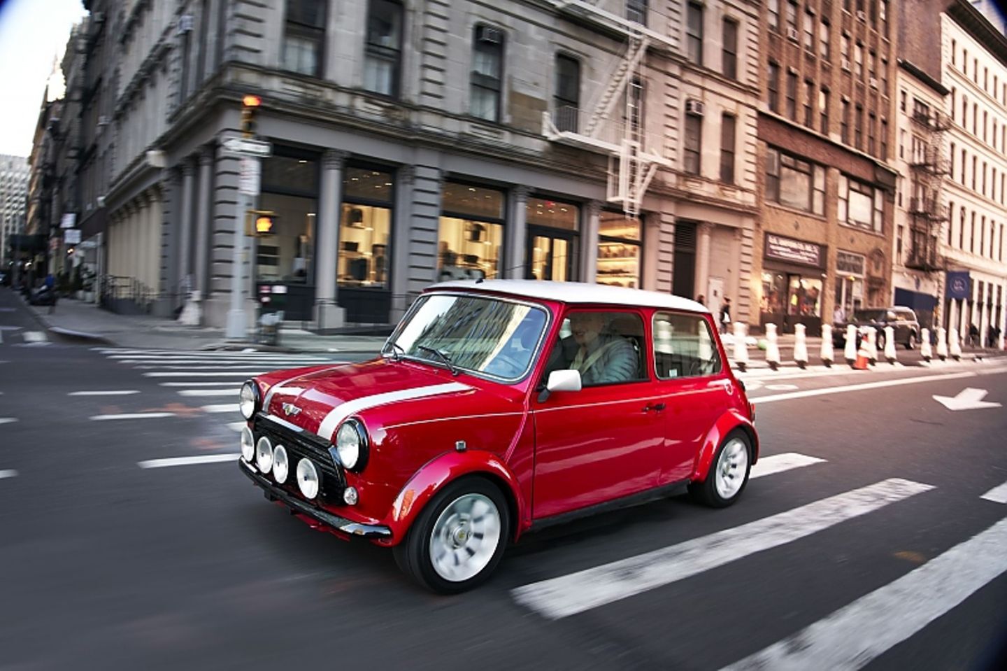 Im Großstadtdschungel ist der Classic Mini Electric der Chef