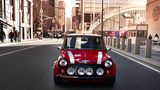 Beim Beschleunigen sirrt der Classic Mini Electric wie ein X-Fighter aus Star Wars