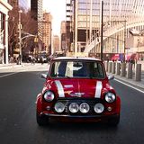 Beim Beschleunigen sirrt der Classic Mini Electric wie ein X-Fighter aus Star Wars